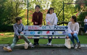 banc amitié anti isolement dans cour d'école empathie enfant élève