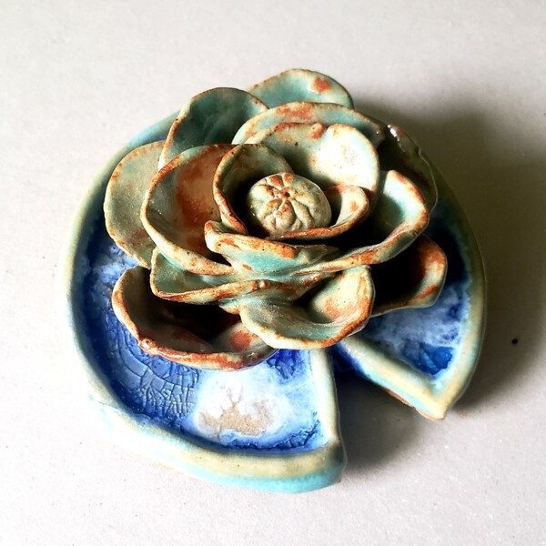 Fleur lotus symbole énergie terre cuite émaillée (Moyen)